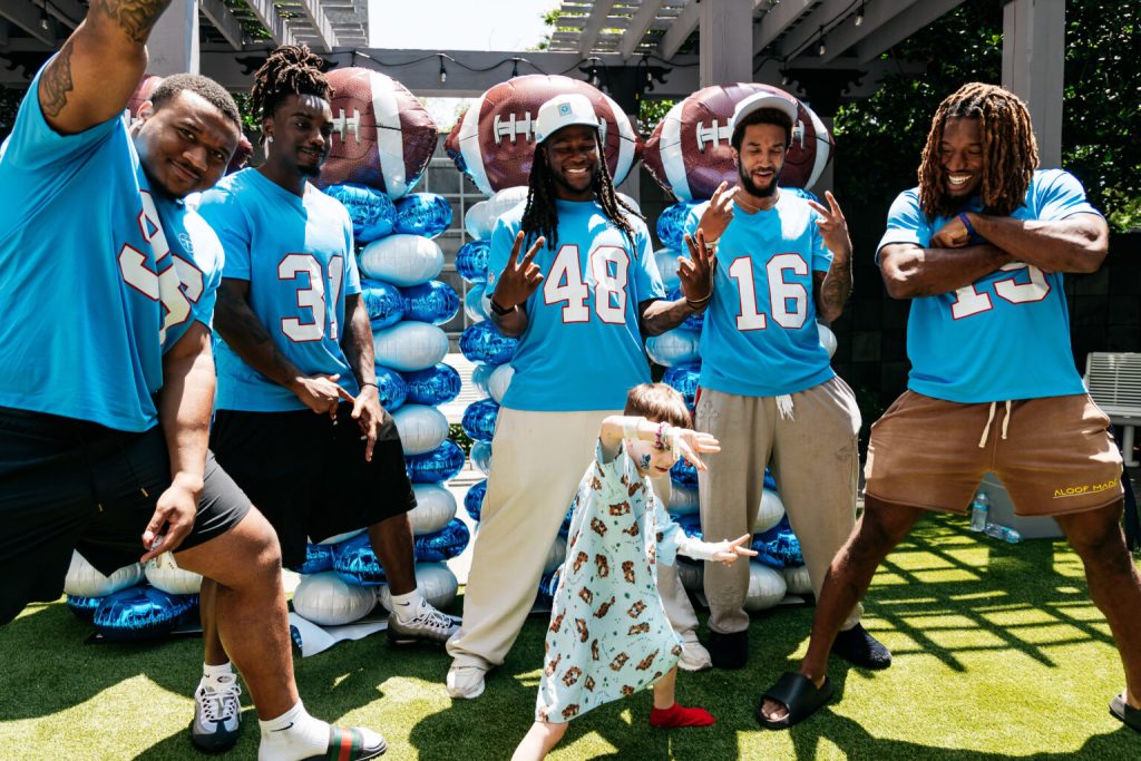 Tennessee Titans rookies bring smiles to pediatric patients in hospital visit